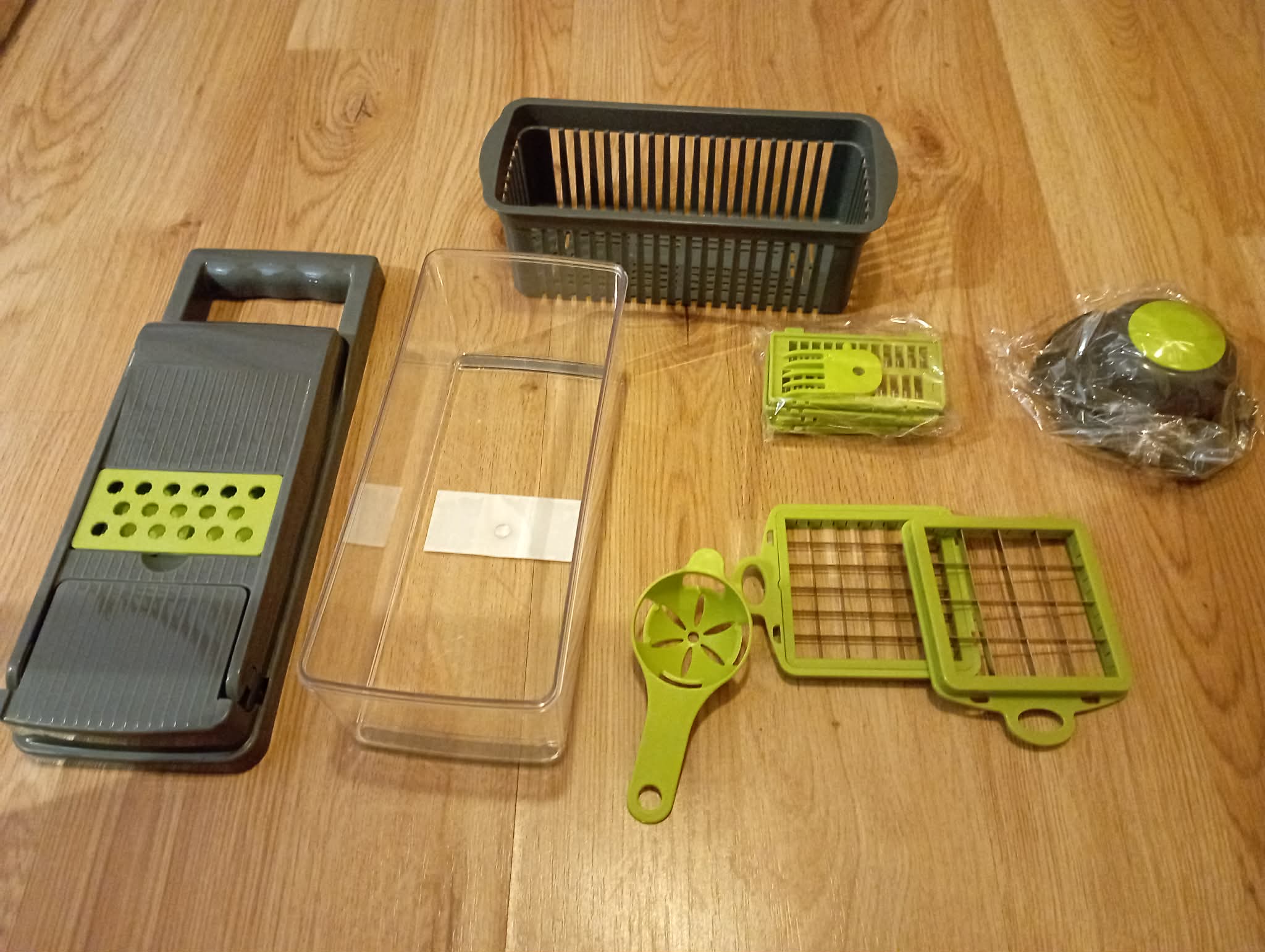 NEW 14 - in 1 Vegetable Chopper with container