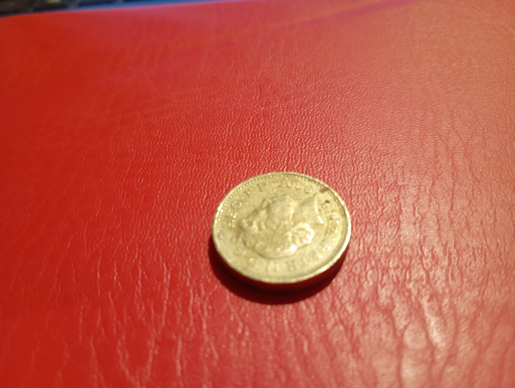COIN : OLD STYLE £1 COIN 2006