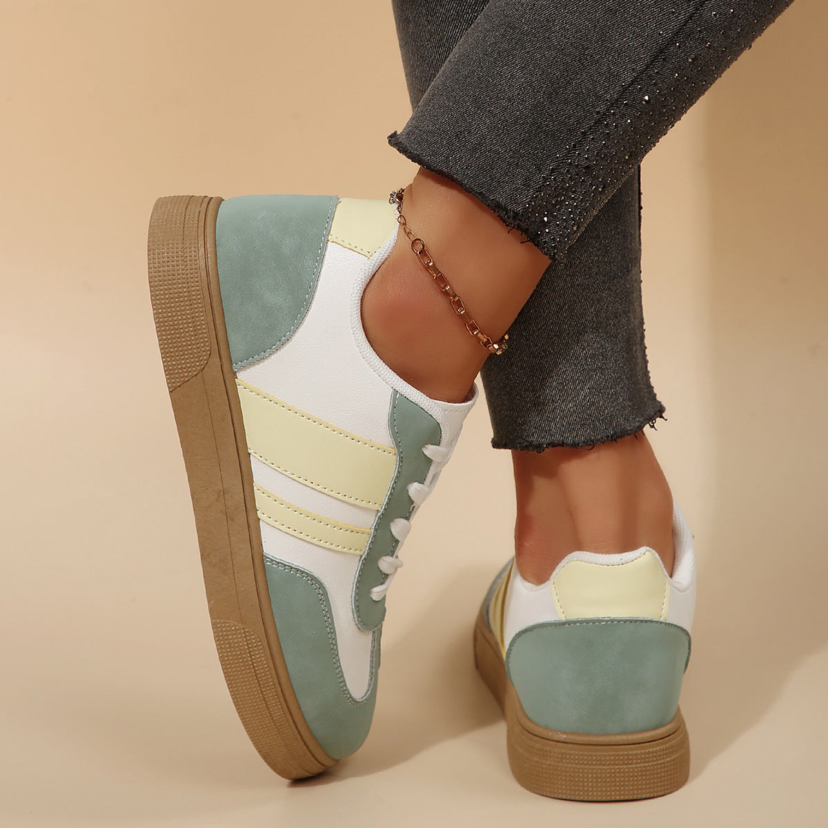 Retro-Damenschuhe in verschiedenen Farben, weiße Schuhe
