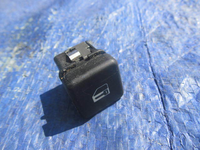 WINDOW LOCK SWITCH 8360828  from E39 BMW 523i SE SALOON 5