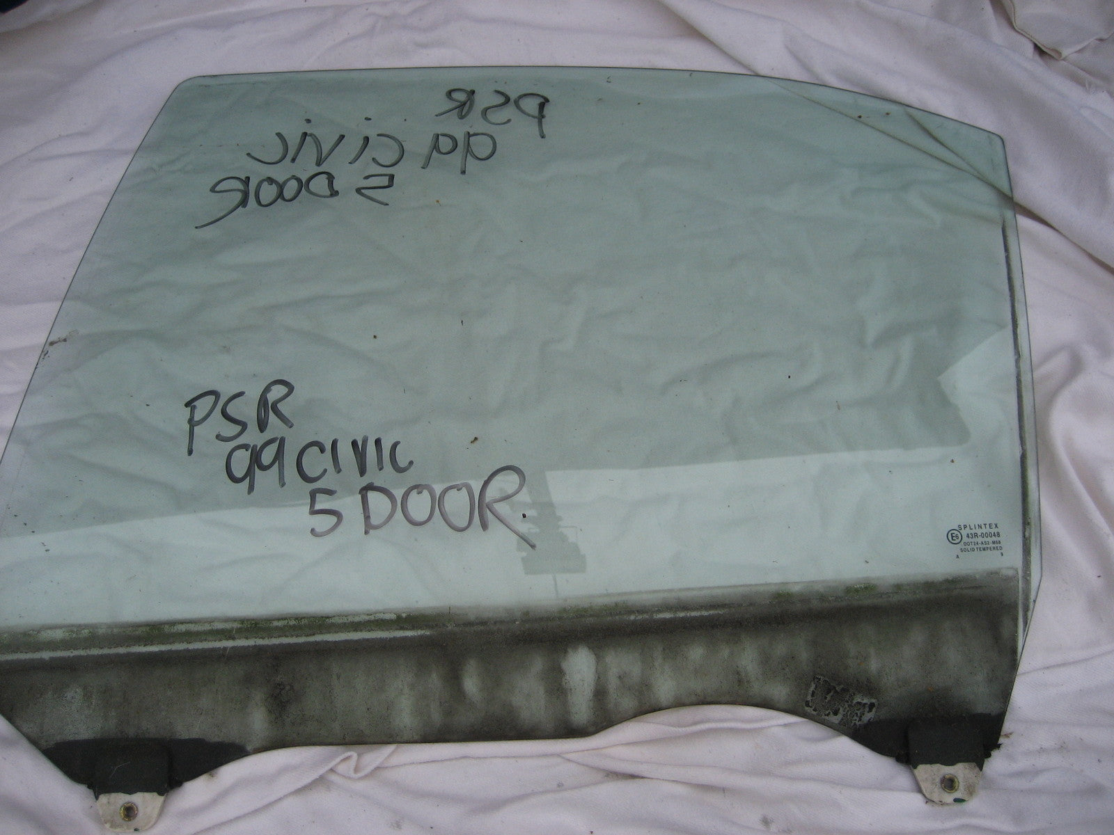 WINDOW GLASS LEFT REAR DOOR from a HONDA CIVIC 1.6 SE 5 DOOR 1999