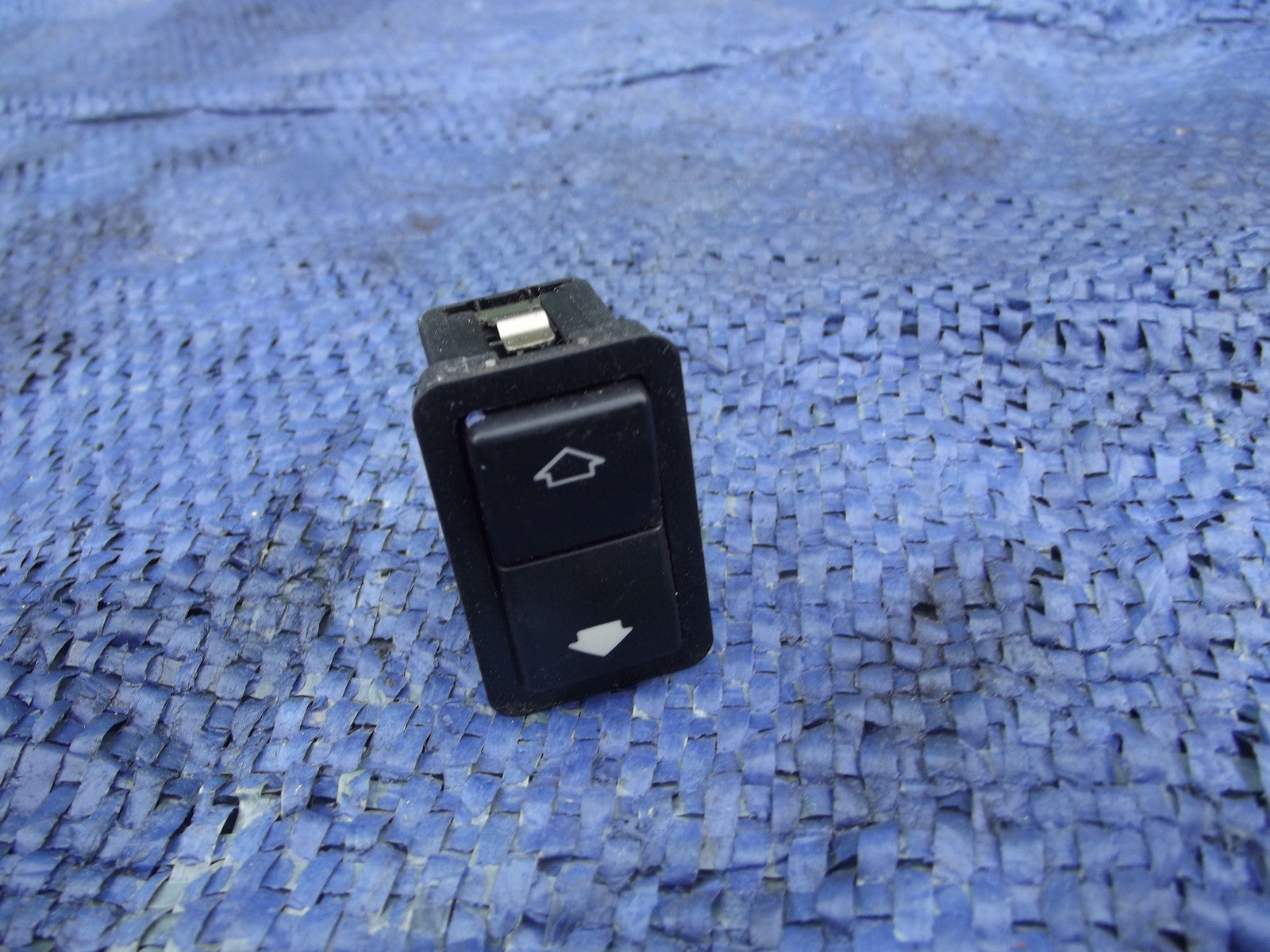 DOOR ELECTRIC WINDOW SWITCH 8368974 from a BMW E39 525 D 5