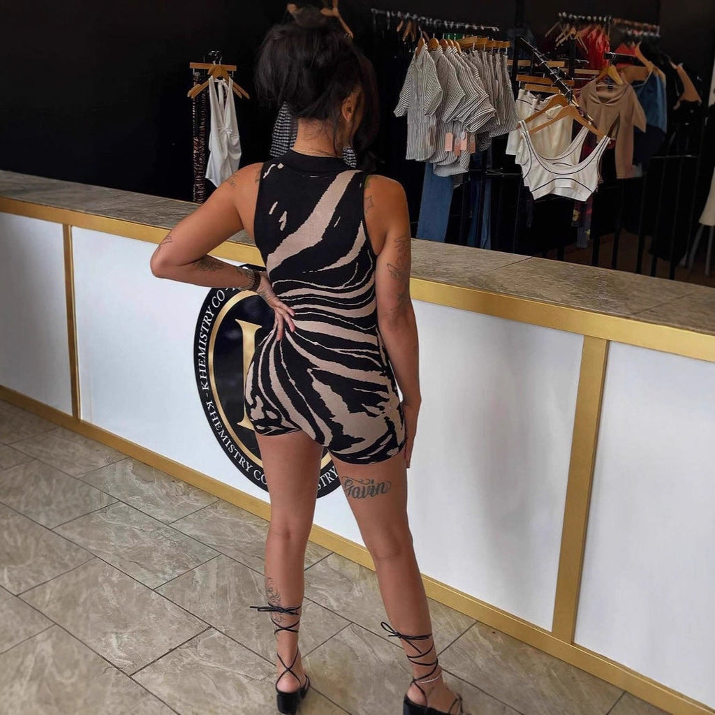 Fashionable Striped Jumpsuit With A Half-zip Front And Collar