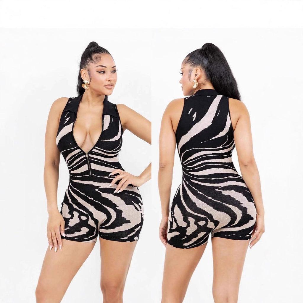 Fashionable Striped Jumpsuit With A Half-zip Front And Collar