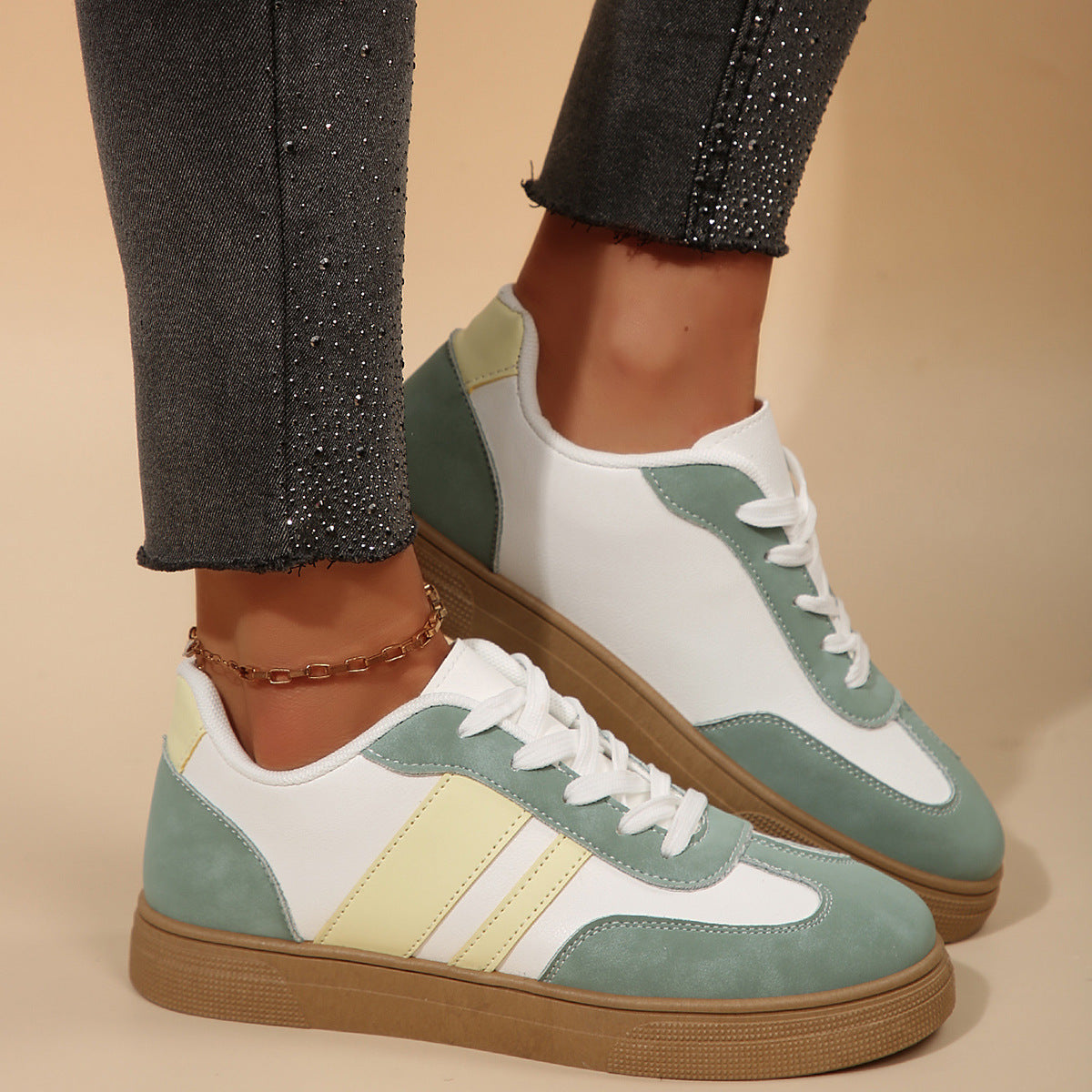 Retro-Damenschuhe in verschiedenen Farben, weiße Schuhe