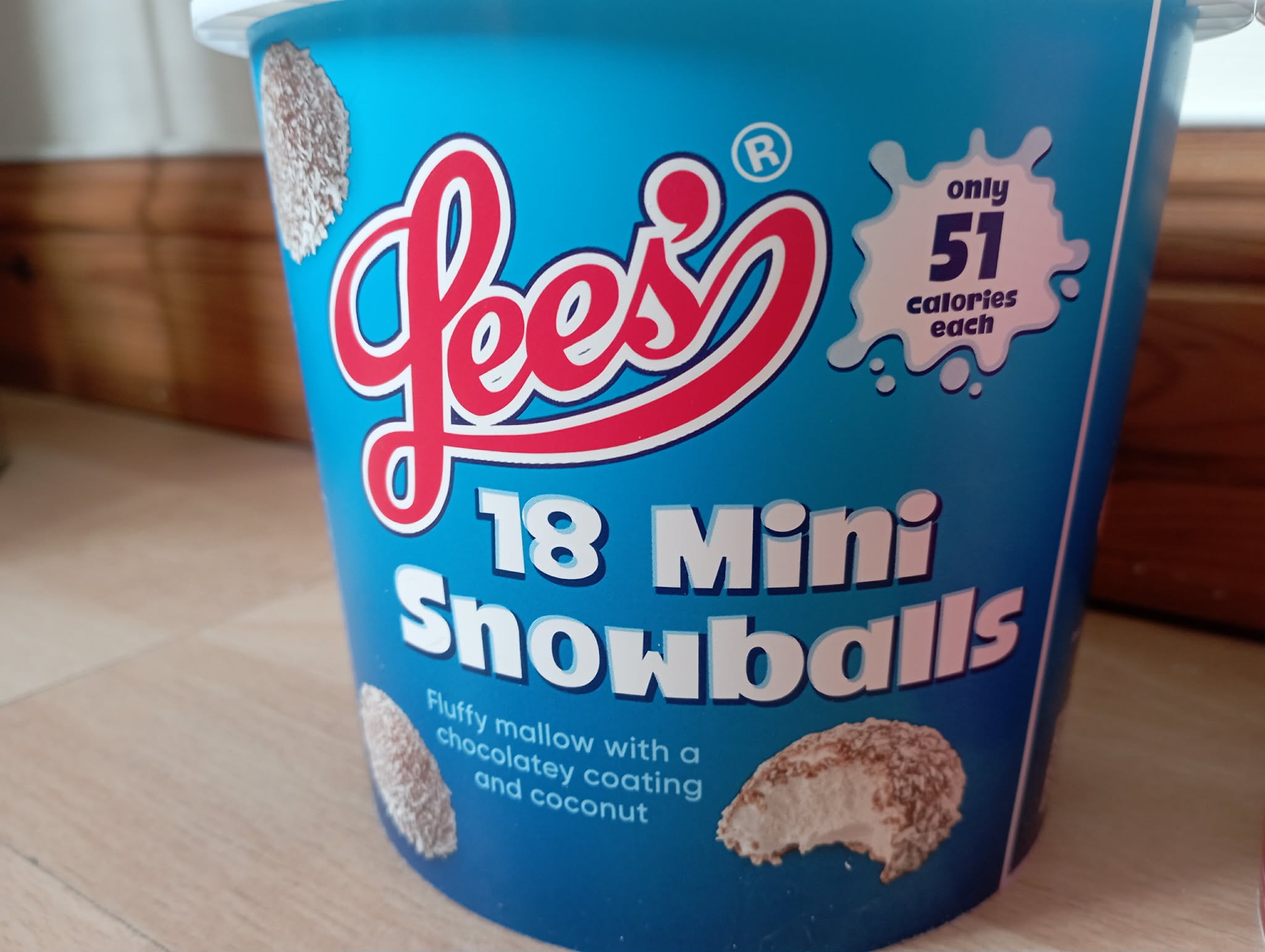 LEE'S OF SCOTLAND 18 MINI SNOWBALLS & MINI JAM FILLED TEACAKES