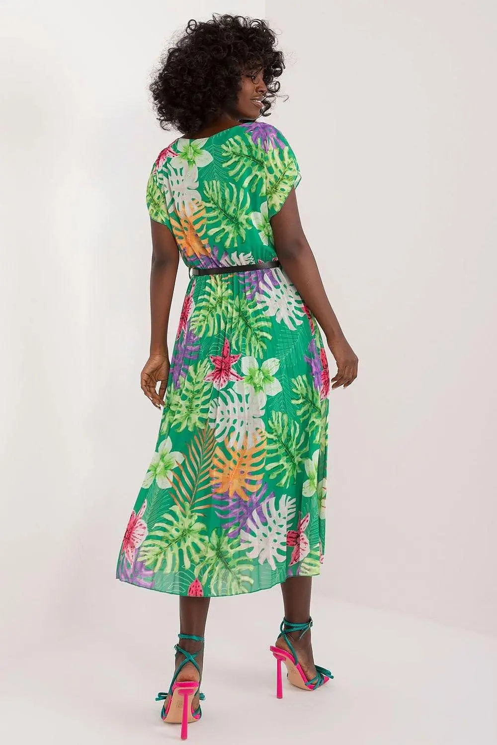 Italy Moda summer dress with short sleeves, round neckline, flared bottom