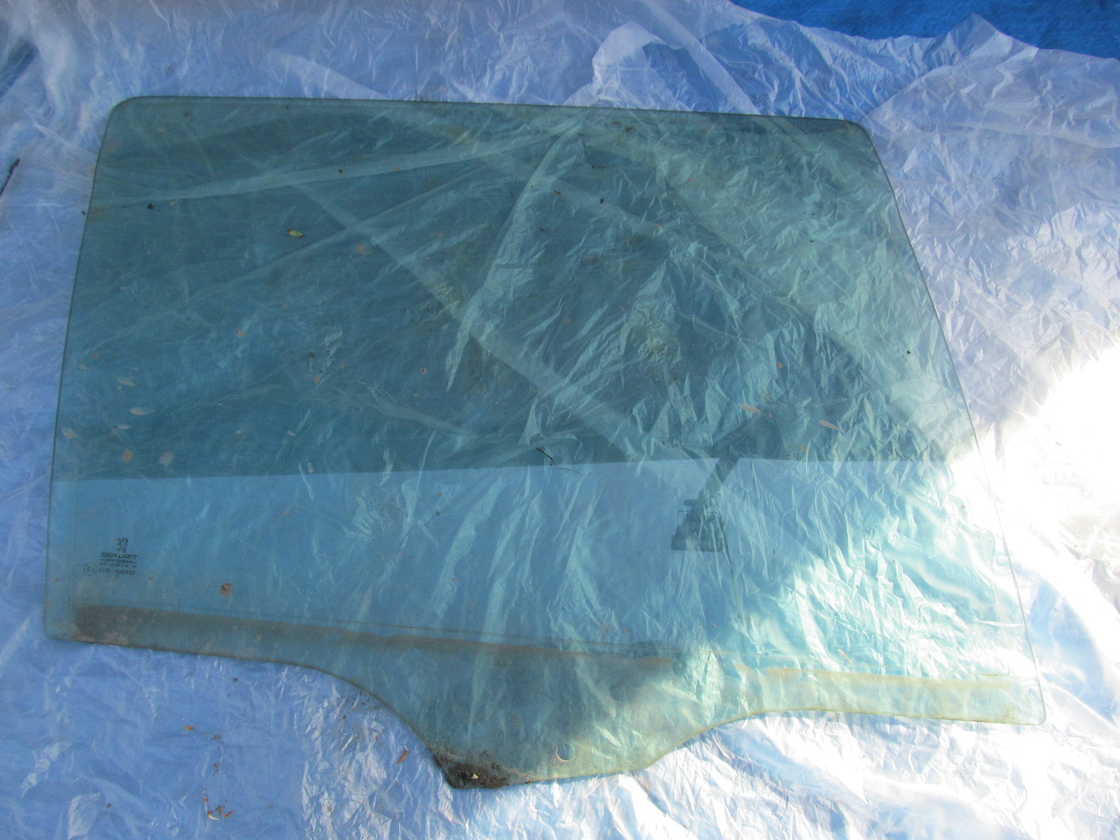 REAR WINDOW GLASS O/S DRIVER from PEUGEOT 406 ESTATE RAPIER HDI