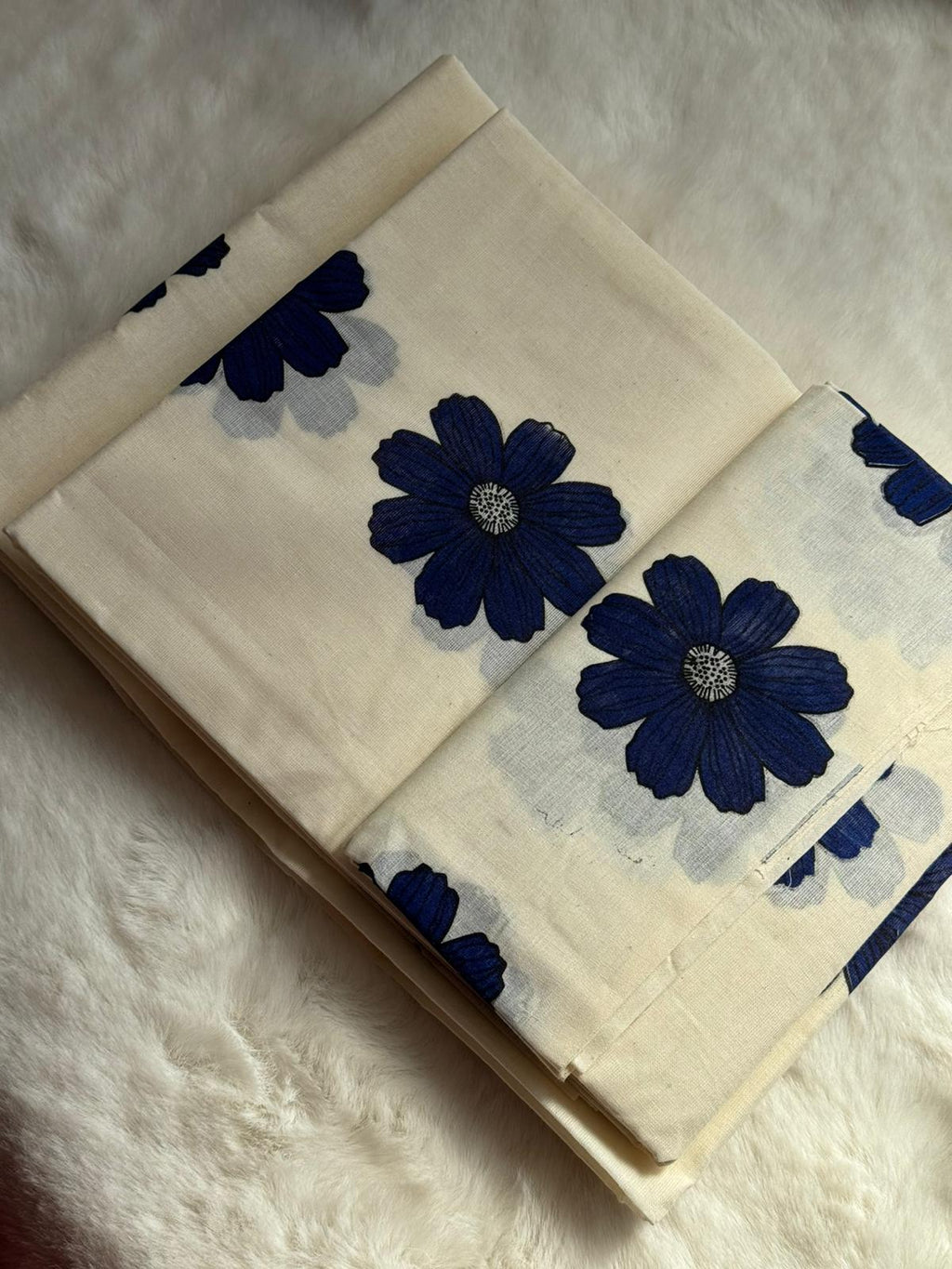 Elegant Kerala Floral Set Mundu with Matching Blouse Piece – Royal Blue Design