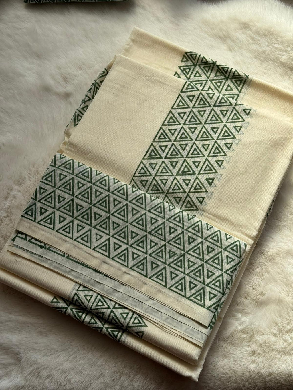 Modern Kerala Cotton Set Mundu with Matching Blouse Piece – Green Geometric Pattern