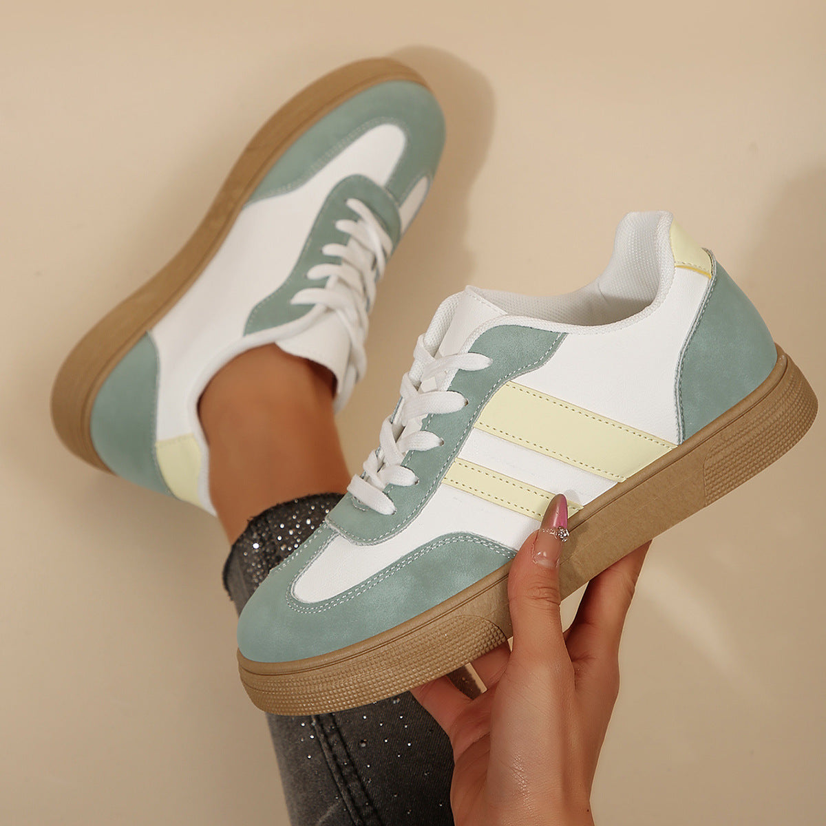 Retro-Damenschuhe in verschiedenen Farben, weiße Schuhe