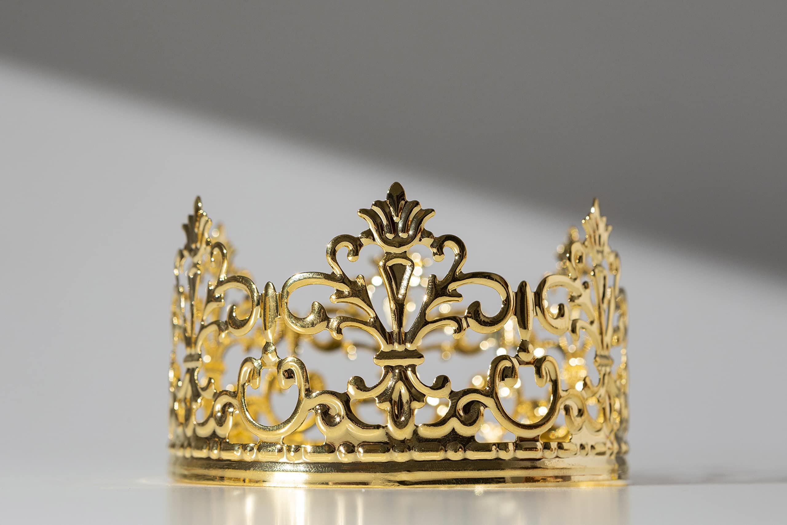 Chengcaifengye Vintage Gold Crown Cake Topper – 3.97 in Dia, 2.28 in H | Birthday & Wedding Decor