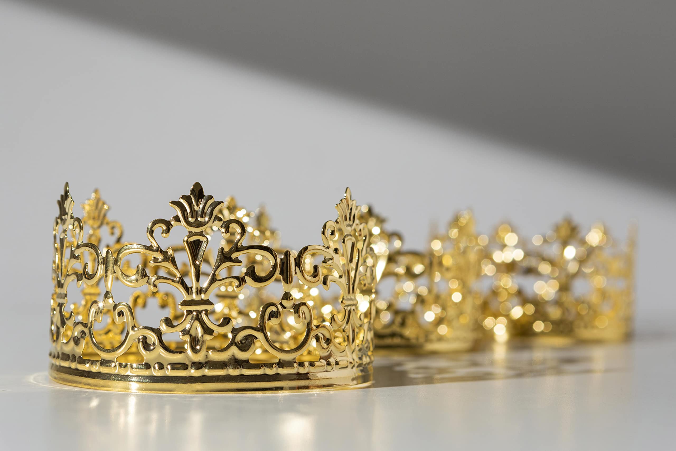 Chengcaifengye Vintage Gold Crown Cake Topper – 3.97 in Dia, 2.28 in H | Birthday & Wedding Decor