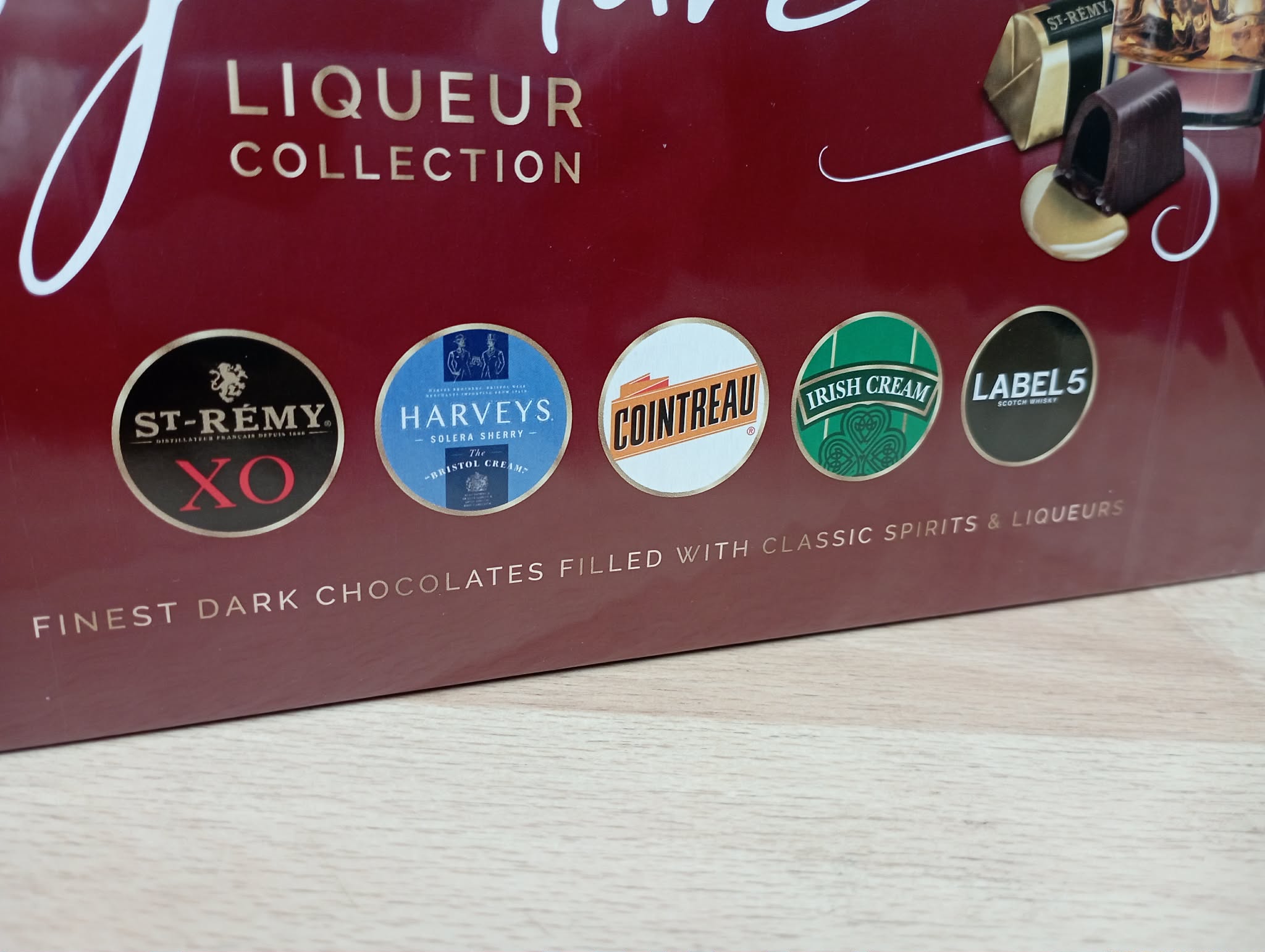 FAMOUS NAMES SIGNATURE LIQUEUR COLLECTION CHOCOLATES 185G