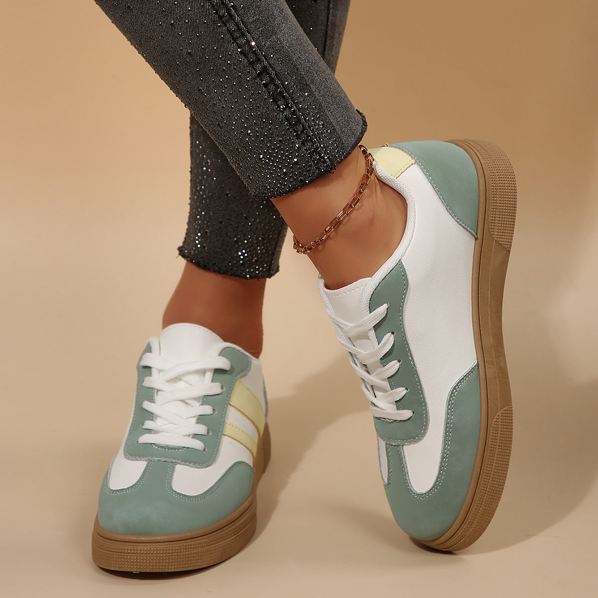 Retro-Damenschuhe in verschiedenen Farben, weiße Schuhe
