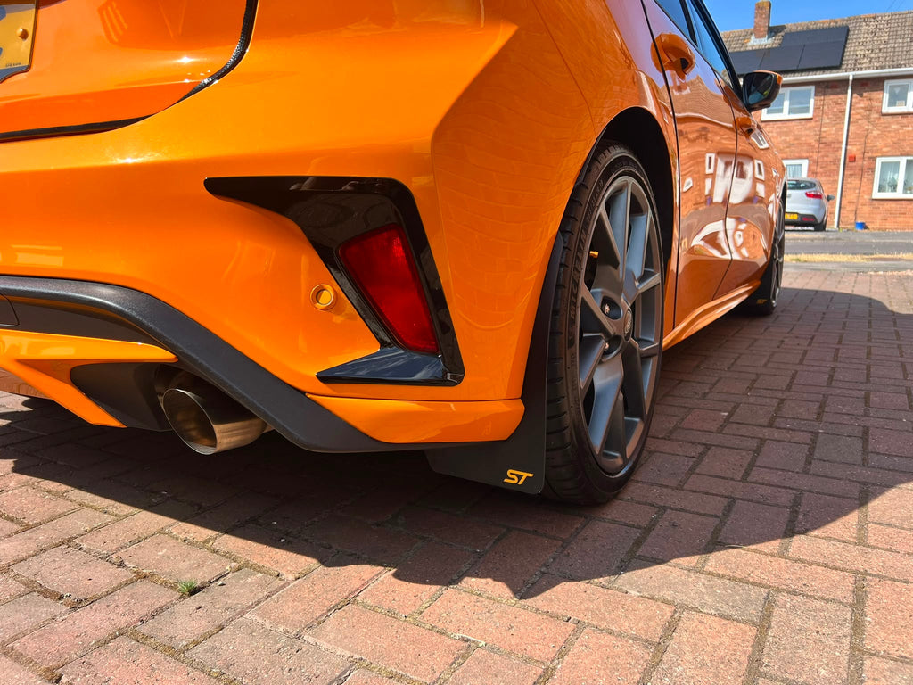 Rear Bumper Reflector Surround for MK4 / MK4.5 Focus | CEUK (Carbon Fibre Look OR Gloss Black)