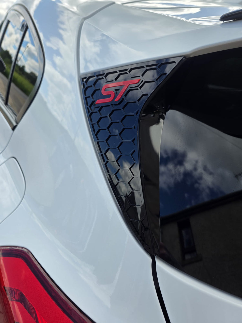 Ford Focus MK4 & MK4.5 (All Models) Rear Window Side Cover (Hex Design) - Hatchback Only