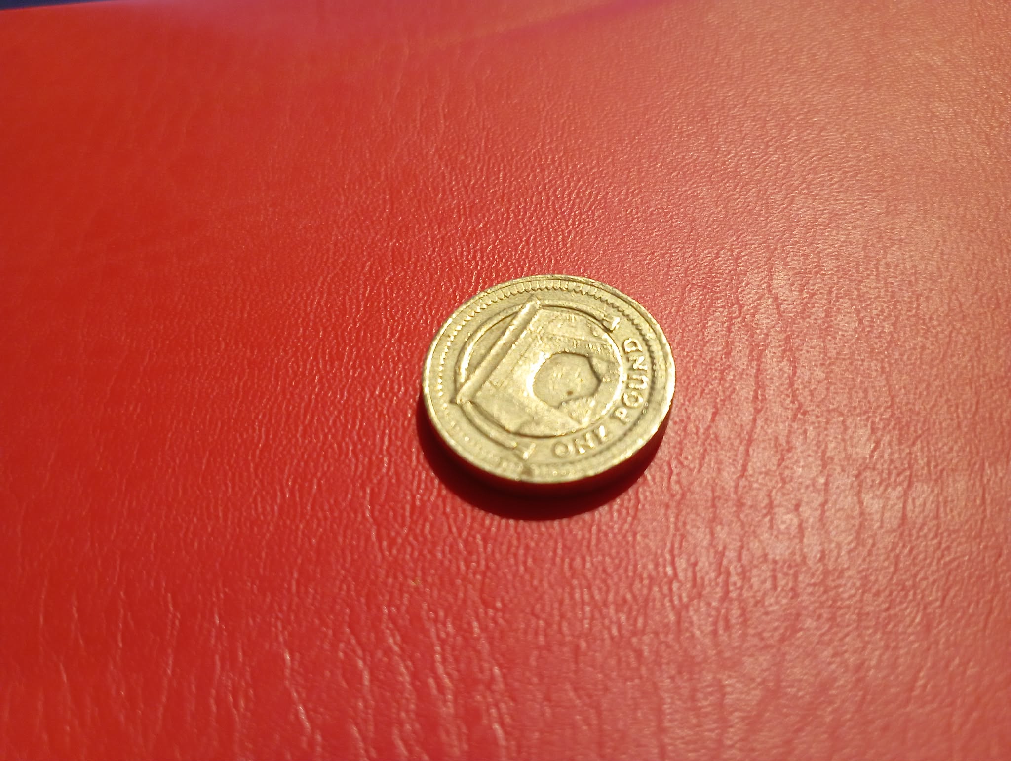 COIN : OLD STYLE £1 COIN 2006