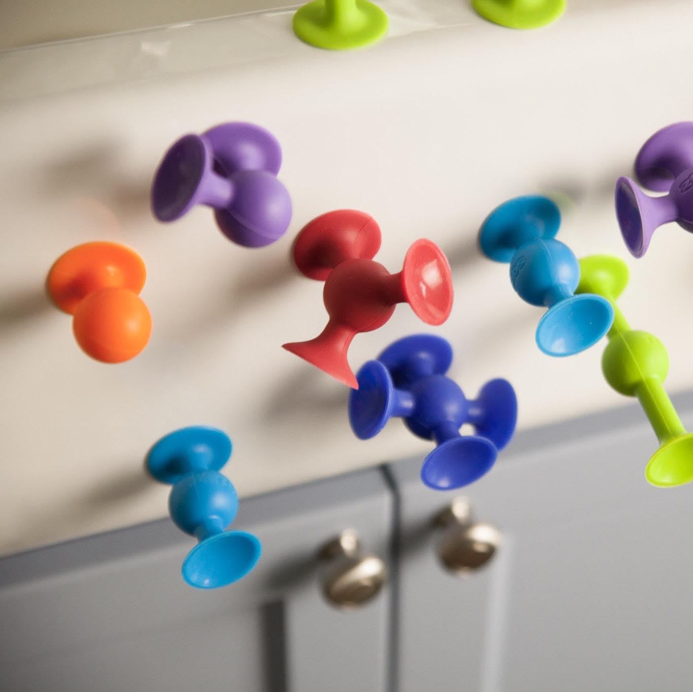 Fat Brain Toys Squigz Deluxe Set – 50-Piece Suction Toys for Kids 3+