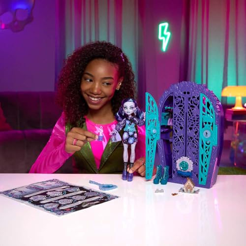 Monster High Skulltimate Secrets Garden Mysteries: Twyla with Reveal Closet & 19+ Tea Party Surprises