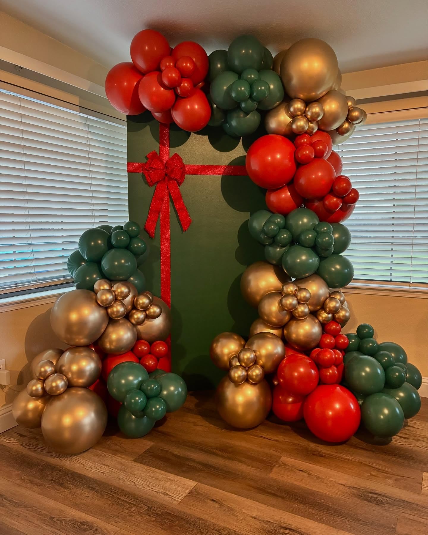 PATYDECRO Christmas Balloons Set - 50pcs 12in Red Green Gold with Ribbon