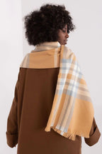 Versatile Check Scarf – Add Warmth and Style to Your Cold-Weather Wardrobe