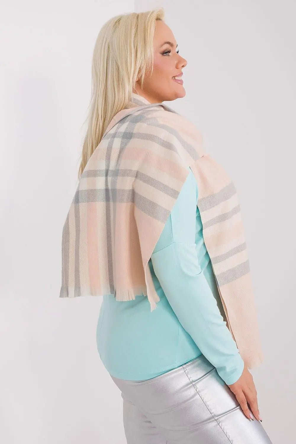 Versatile Check Scarf – Add Warmth and Style to Your Cold-Weather Wardrobe