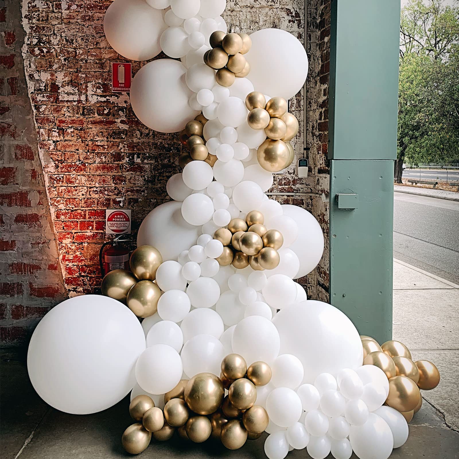 Voircoloria 130pcs White Latex Balloons — 5 Sizes for Parties (18in, 12in, 10in, 5in)